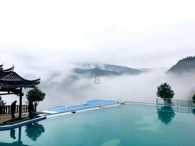白色雪纺上衣搭配深蓝色牛仔短裤，优雅的装扮是你期待的吗？游戏画面